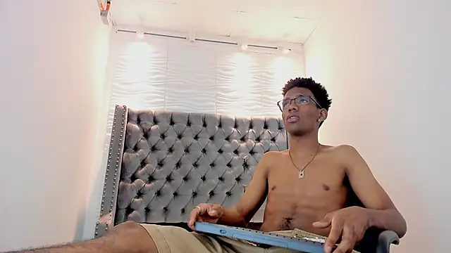 Snapshot of nero_reyd chatting on 09.10.25 nero reyd online show from 09.10.25