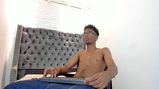 Snapshot of nero_reyd chatting on 09.18.25 nero reyd online show from 09.18.25