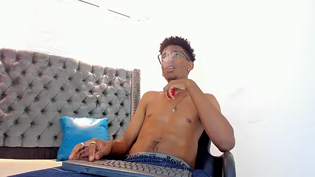 Snapshot of nero_reyd chatting on 09.27.25 nero reyd online show from 09.27.25