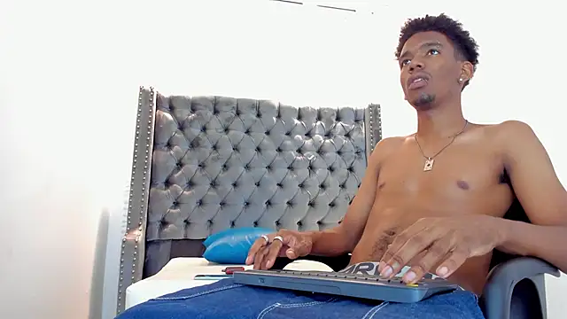 Snapshot of nero_reyd chatting on 09.30.25 nero reyd online show from 09.30.25