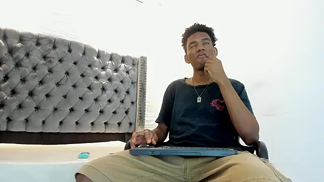 Snapshot of nero_reyd chatting on 10.09.25 nero reyd online show from 10.09.25