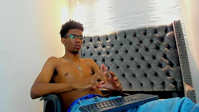 Snapshot of nero_reyd chatting on 10.21.25 nero reyd online show from 10.21.25