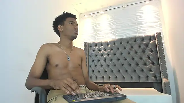 Snapshot of nero_reyd chatting on 10.23.25 nero reyd online show from 10.23.25