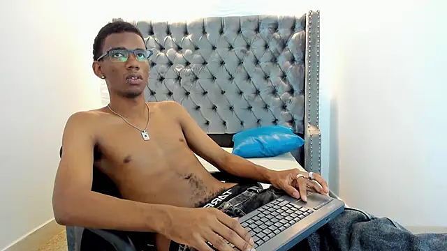 Snapshot of nero_reyd chatting on 11.18.25 nero reyd online show from 11.18.25