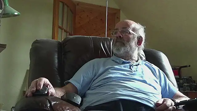 Snapshot of janzer13 chatting on 02.14.26 janzer13 online show from 02.14.26