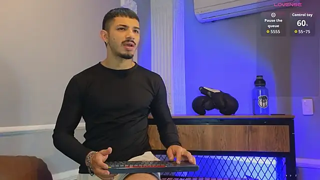 Snapshot of ArturoCardona_ chatting on 12.15.25 ArturoCardona online show from 12.15.25