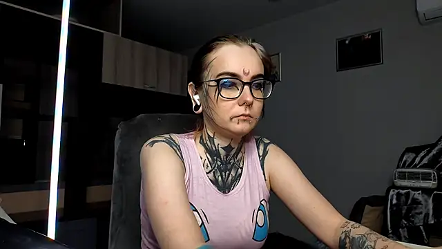 Snapshot of HighelikeGirl chatting on 10.15.25 HighelikeGirl online show from 10.15.25