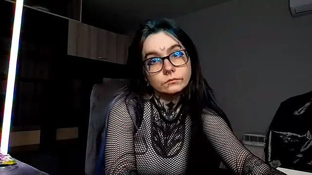 Snapshot of HighelikeGirl chatting on 10.19.25 HighelikeGirl online show from 10.19.25