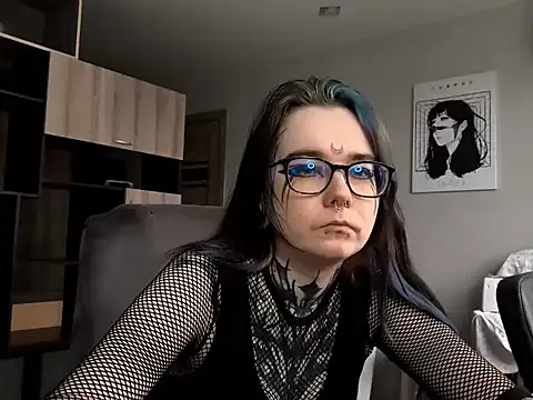 Snapshot of HighelikeGirl chatting on 10.28.25 HighelikeGirl online show from 10.28.25