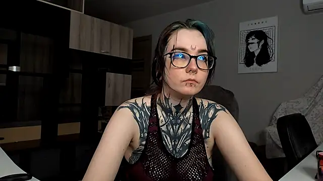 Snapshot of HighelikeGirl chatting on 10.30.25 HighelikeGirl online show from 10.30.25