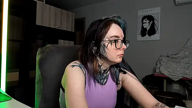 Snapshot of HighelikeGirl chatting on 11.04.25 HighelikeGirl online show from 11.04.25