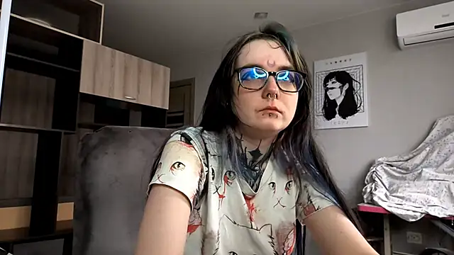 Snapshot of HighelikeGirl chatting on 11.06.25 HighelikeGirl online show from 11.06.25