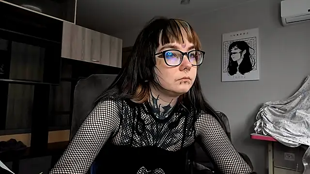 Snapshot of HighelikeGirl chatting on 11.10.25 HighelikeGirl online show from 11.10.25