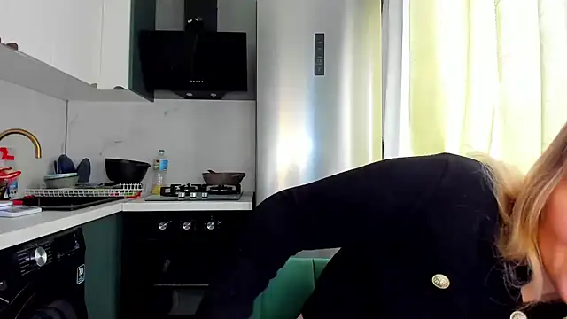 Snapshot of SunshineEmma chatting on 10.06.25 SunshineEmma online show from 10.06.25