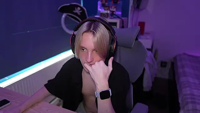 Snapshot of Serxyi chatting on 09.13.25 Serxyi online show from 09.13.25