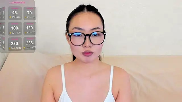 Snapshot of akino_hen chatting on 10.15.25 akino hen online show from 10.15.25