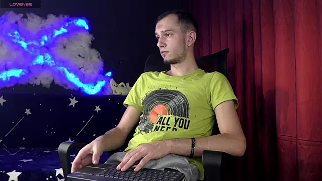 Snapshot of AxelMassimo chatting on 12.04.25 AxelMassimo online show from 12.04.25