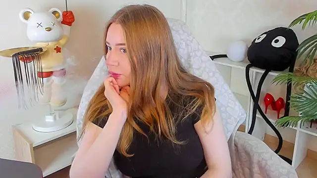 Snapshot of Lillie_Berry chatting on 10.18.25 Lillie Berry online show from 10.18.25