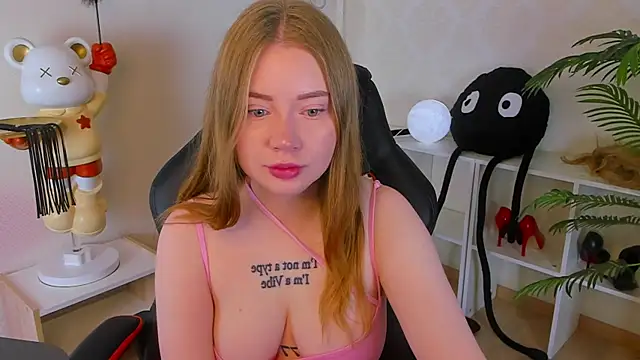 Snapshot of Lillie_Berry chatting on 10.19.25 Lillie Berry online show from 10.19.25