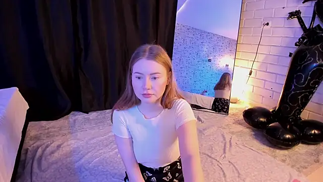 Snapshot of Lillie_Berry chatting on 11.05.25 Lillie Berry online show from 11.05.25