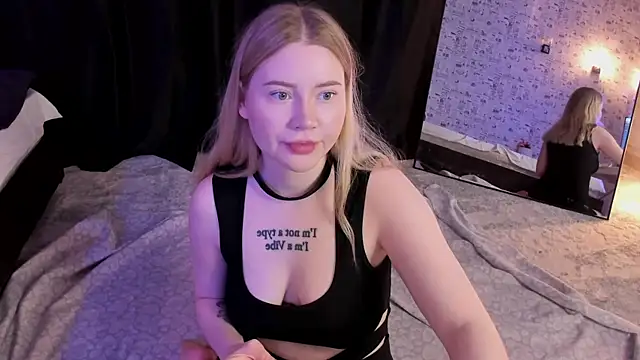 Snapshot of Lillie_Berry chatting on 11.19.25 Lillie Berry online show from 11.19.25