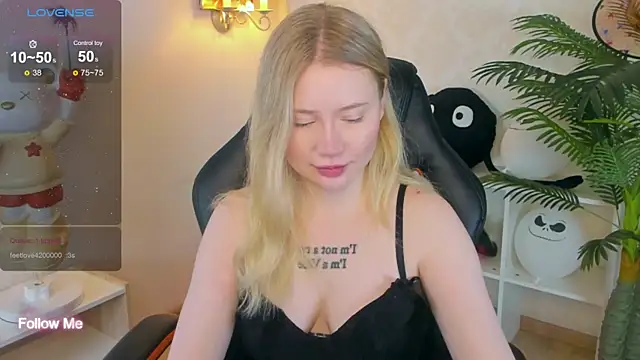 Snapshot of Lillie_Berry chatting on 11.23.25 Lillie Berry online show from 11.23.25