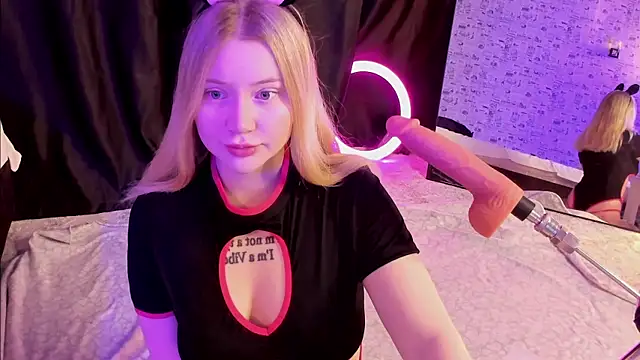 Snapshot of Lillie_Berry chatting on 11.30.25 Lillie Berry online show from 11.30.25