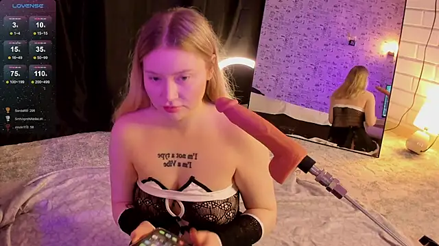 Snapshot of Lillie_Berry chatting on 12.04.25 Lillie Berry online show from 12.04.25