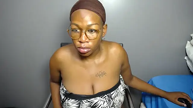 Snapshot of Ozimpho chatting on 02.06.26 Ozimpho online show from 02.06.26