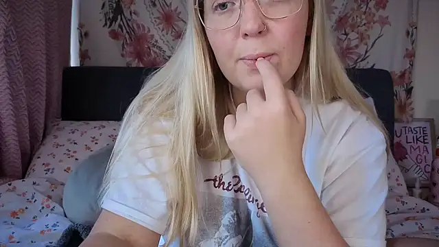 Snapshot of Daisyxoxo_ chatting on 10.07.25 Daisyxoxo online show from 10.07.25