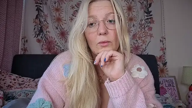 Snapshot of Daisyxoxo_ chatting on 10.16.25 Daisyxoxo online show from 10.16.25