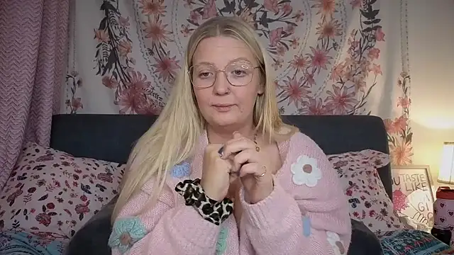 Snapshot of Daisyxoxo_ chatting on 10.29.25 Daisyxoxo online show from 10.29.25