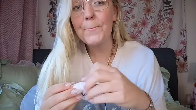 Snapshot of Daisyxoxo_ chatting on 11.13.25 Daisyxoxo online show from 11.13.25