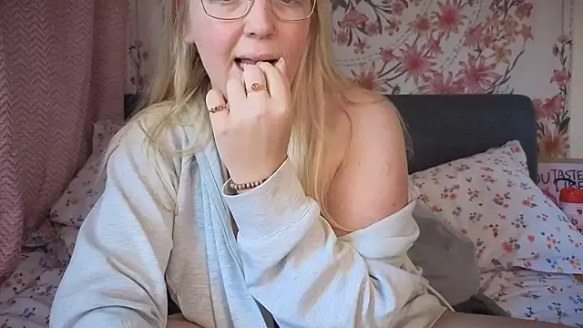 Snapshot of Daisyxoxo_ chatting on 11.16.25 Daisyxoxo online show from 11.16.25