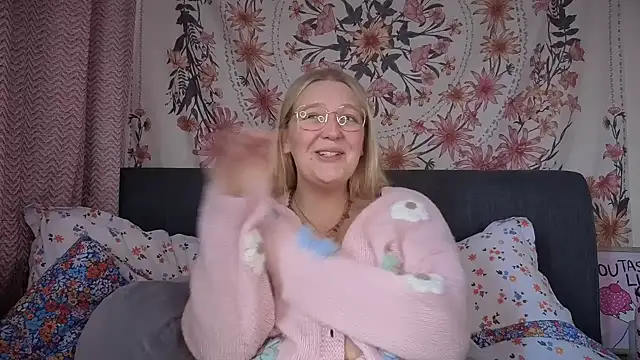 Snapshot of Daisyxoxo_ chatting on 11.24.25 Daisyxoxo online show from 11.24.25