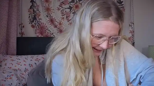 Snapshot of Daisyxoxo_ chatting on 11.30.25 Daisyxoxo online show from 11.30.25