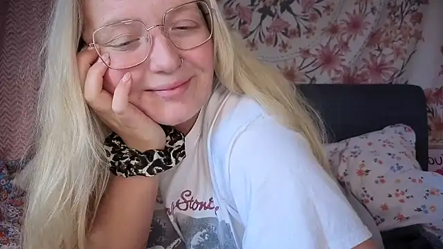 Snapshot of Daisyxoxo_ chatting on 12.02.25 Daisyxoxo online show from 12.02.25