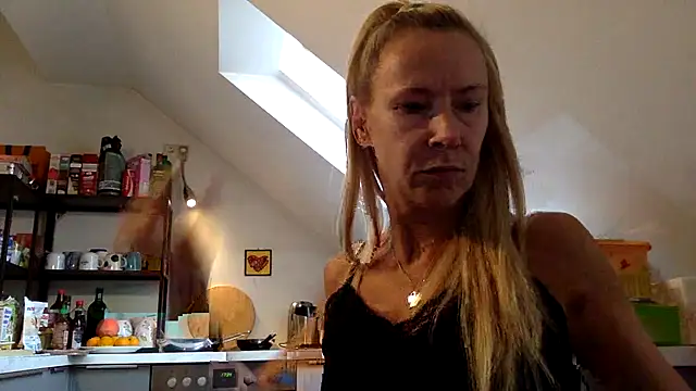 Snapshot of blondi2077 chatting on 09.12.25 blondi2077 online show from 09.12.25