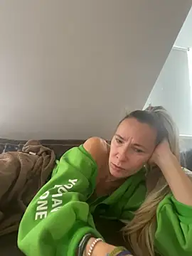 Snapshot of blondi2077 chatting on 10.20.25 blondi2077 online show from 10.20.25