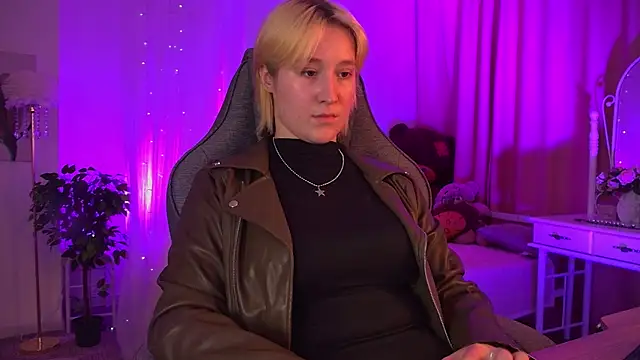 Snapshot of CinBellamy chatting on 10.29.25 CinBellamy online show from 10.29.25