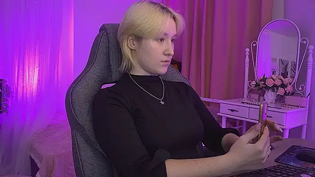 Snapshot of CinBellamy chatting on 11.02.25 CinBellamy online show from 11.02.25