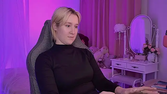 Snapshot of CinBellamy chatting on 11.03.25 CinBellamy online show from 11.03.25