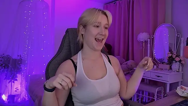 Snapshot of CinBellamy chatting on 11.05.25 CinBellamy online show from 11.05.25