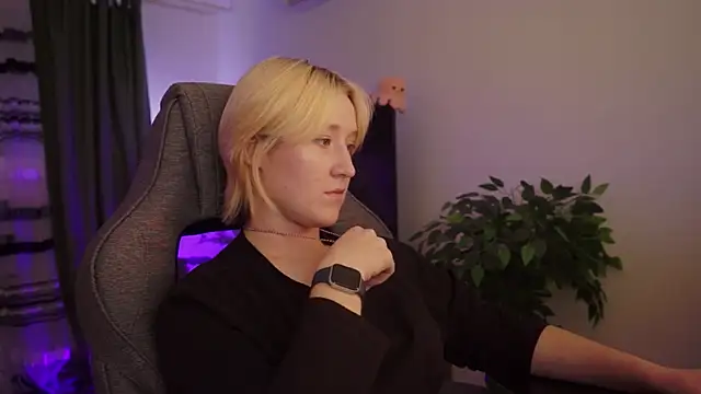 Snapshot of CinBellamy chatting on 11.06.25 CinBellamy online show from 11.06.25