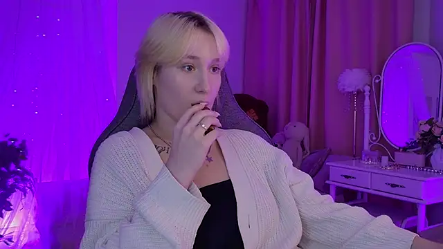 Snapshot of CinBellamy chatting on 11.09.25 CinBellamy online show from 11.09.25