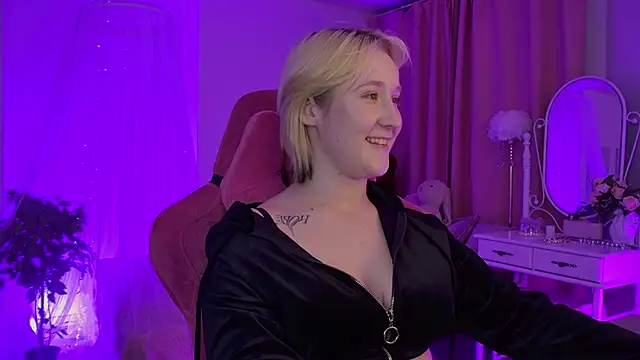 Snapshot of CinBellamy chatting on 11.10.25 CinBellamy online show from 11.10.25