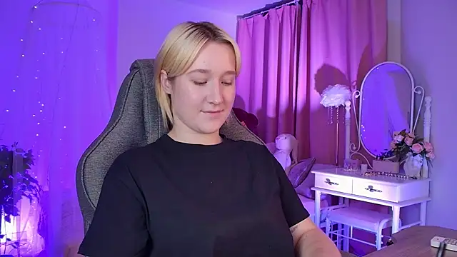 Snapshot of CinBellamy chatting on 11.12.25 CinBellamy online show from 11.12.25