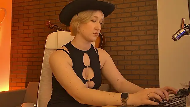 Snapshot of CinBellamy chatting on 02.13.26 CinBellamy online show from 02.13.26