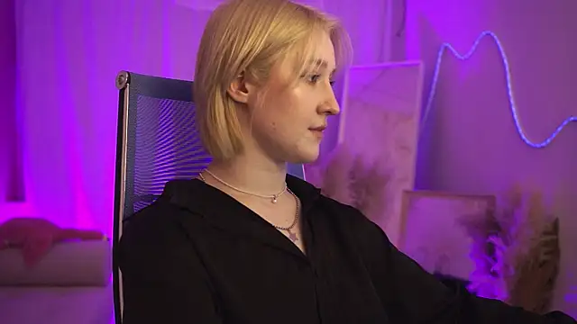 Snapshot of CinBellamy chatting on 04.02.26 CinBellamy online show from 04.02.26