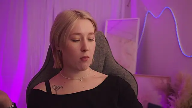 Snapshot of CinBellamy chatting on 04.06.26 CinBellamy online show from 04.06.26